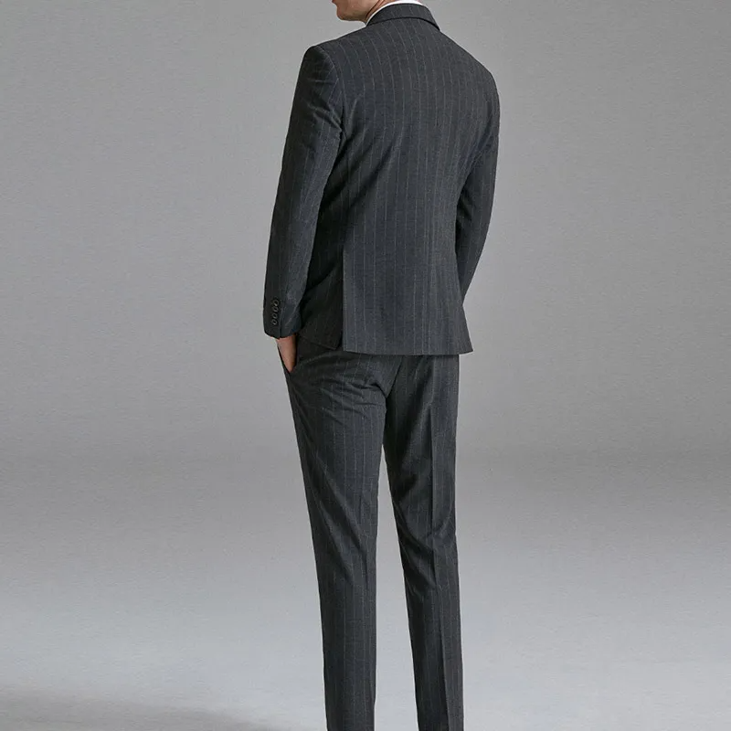MEN'S PINSTRIPE DOUBLE-BRESASTED SUIT